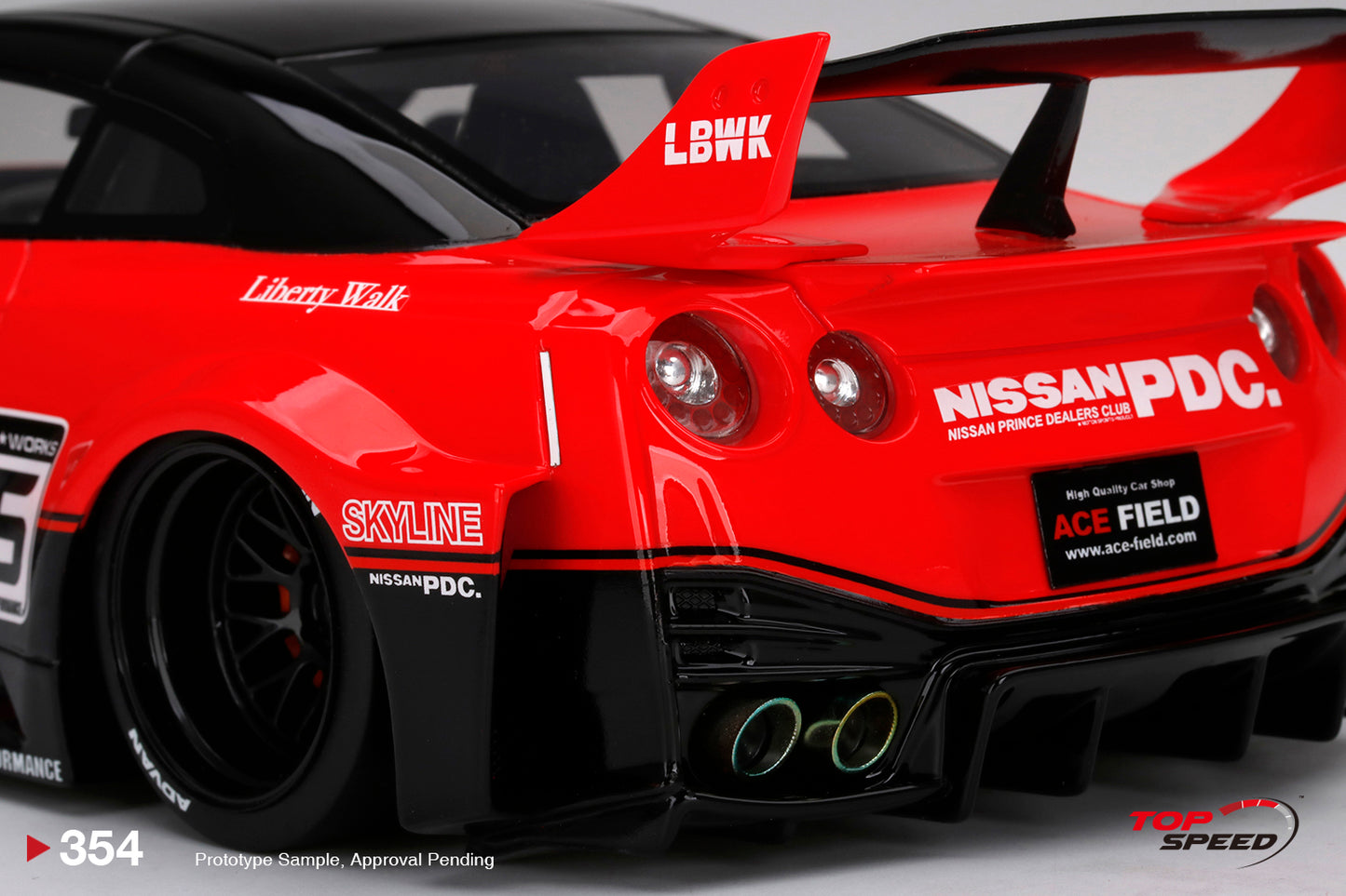 TopSpeed - 1/18 Nissan GTR (Red/Black)