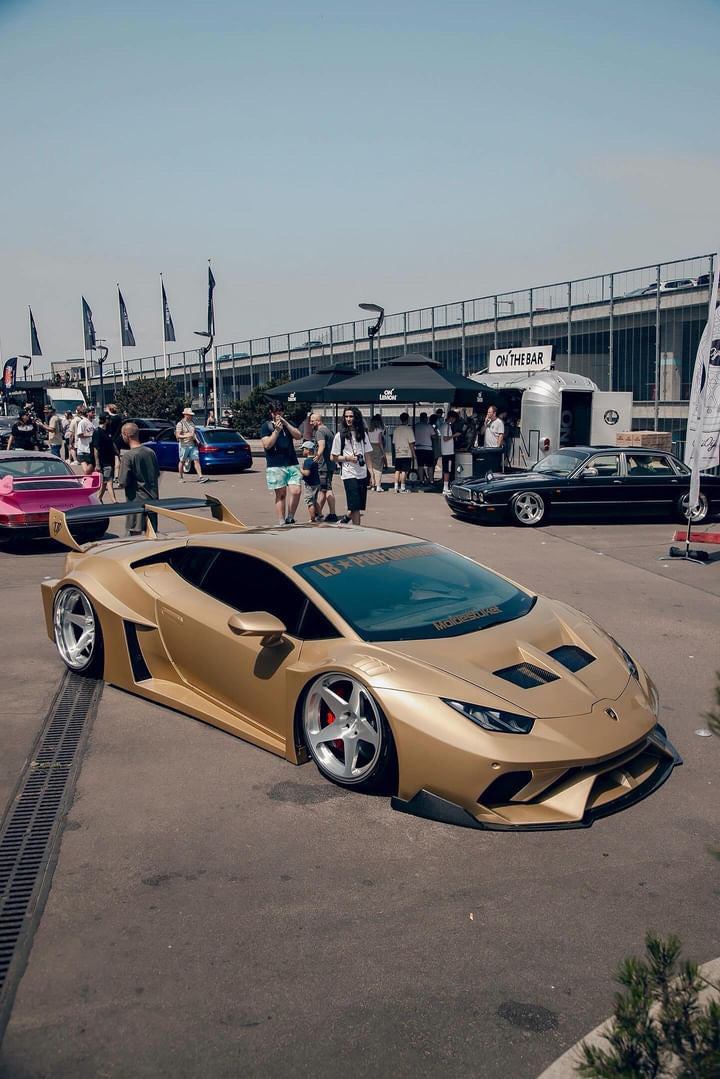 Liberty Walk LB-Silhouette Works Lamborghini Huracan LP610-4